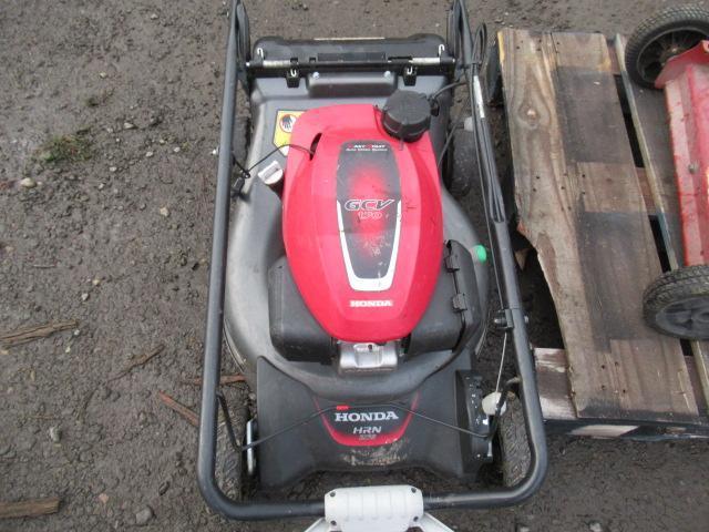 HONDA HRN 216 GAS POWERED LAWN MOWER W/ BAG & TORO 22200 GAS POWERED LAWN MOWER *MISSING PARTS