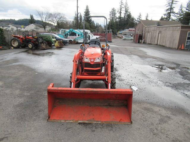 KUBOTA B3300SU 4X4 TRACTOR W/ FRONTLOADER