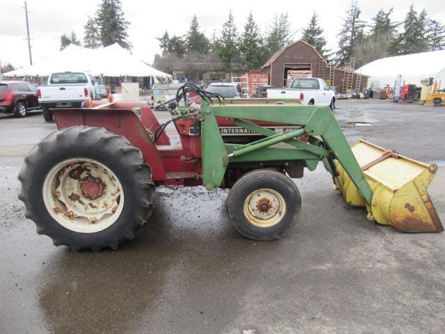 INTERNATIONAL HARVESTER 484 TRACTOR W/ FRONTLOADER