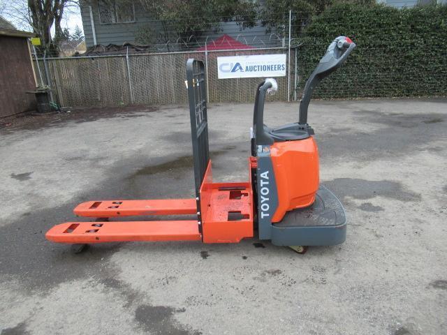 TOYOTA ELECTRIC RIDE ON PALLET JACK