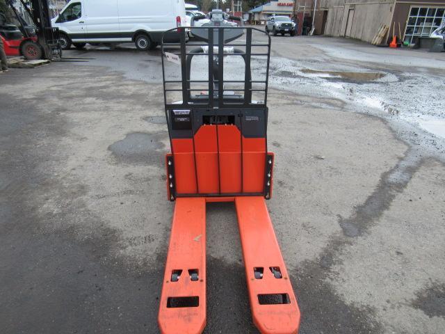 TOYOTA ELECTRIC RIDE ON PALLET JACK