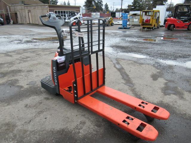 TOYOTA ELECTRIC RIDE ON PALLET JACK