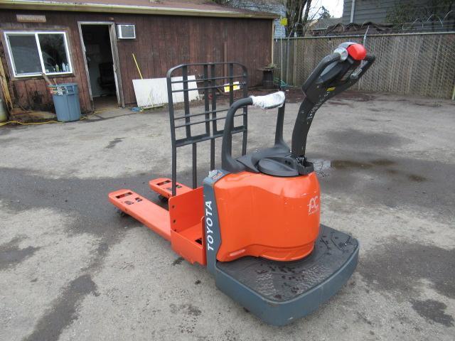 TOYOTA ELECTRIC RIDE ON PALLET JACK