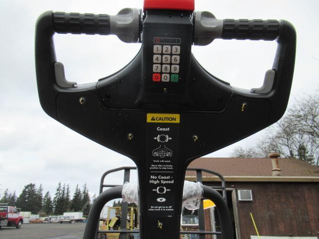 TOYOTA ELECTRIC RIDE ON PALLET JACK