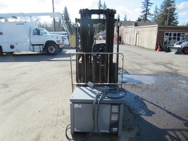 YALE ERPO40TFN48SE082 48V ELECTRIC FORKLIFT W/ CHAMPION 48V 3 PHASE CHARGER