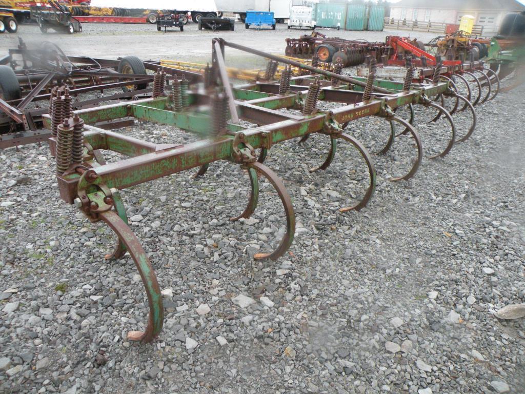 John Deere 16-Shank 3pt Chisel Plow