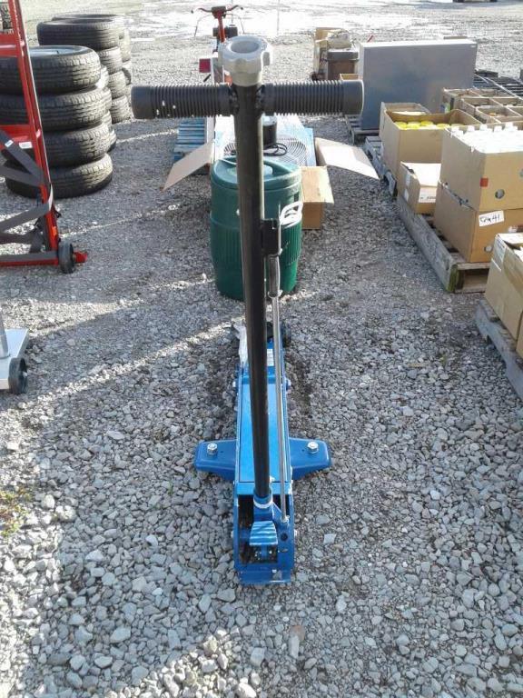 Westward 4-Ton Hydraulic Floor Jack