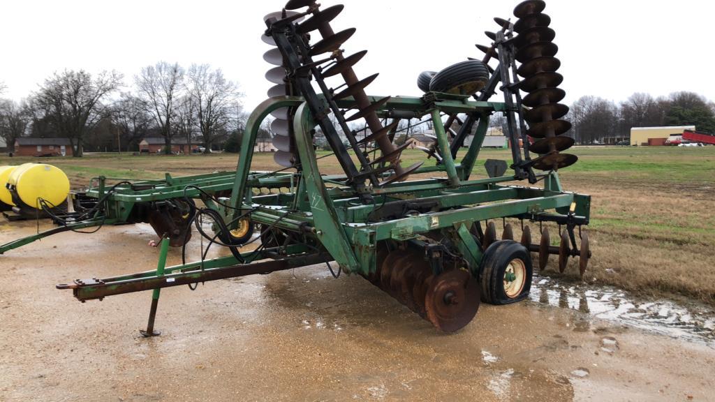 John Deere 235 28.5' Pull Type Folding Disc