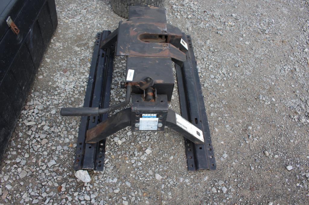 Reese 5th Wheel Hitch w/Rails