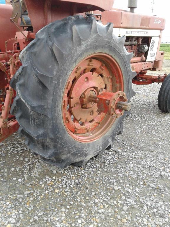 IH 1066 Tractor