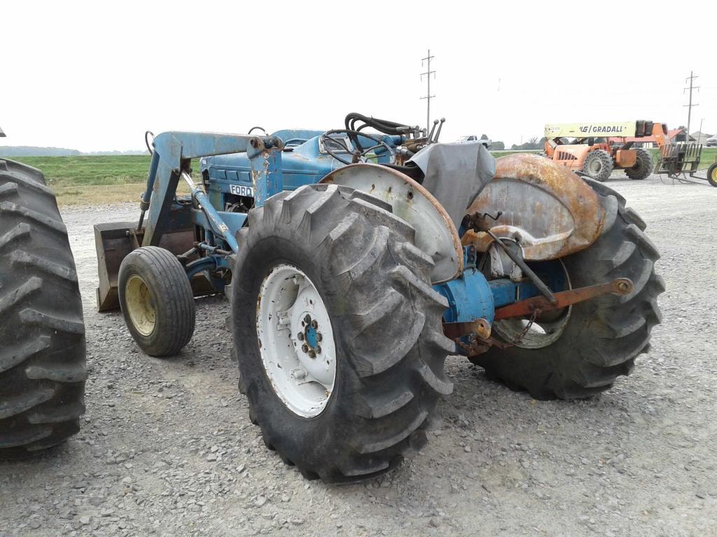 Ford 3400 Tractor w /Loader