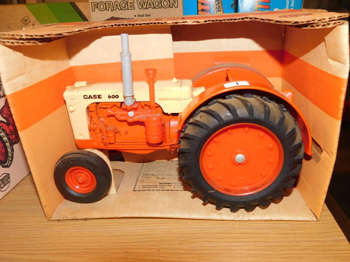 CASE 600 TRACTOR 1/16 SCALE (ERTL) W/ BOX