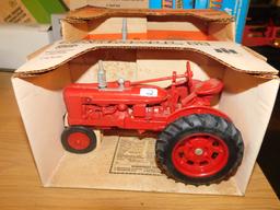 ERTL FARMALL H TRACTOR 1/16 W/ BOX