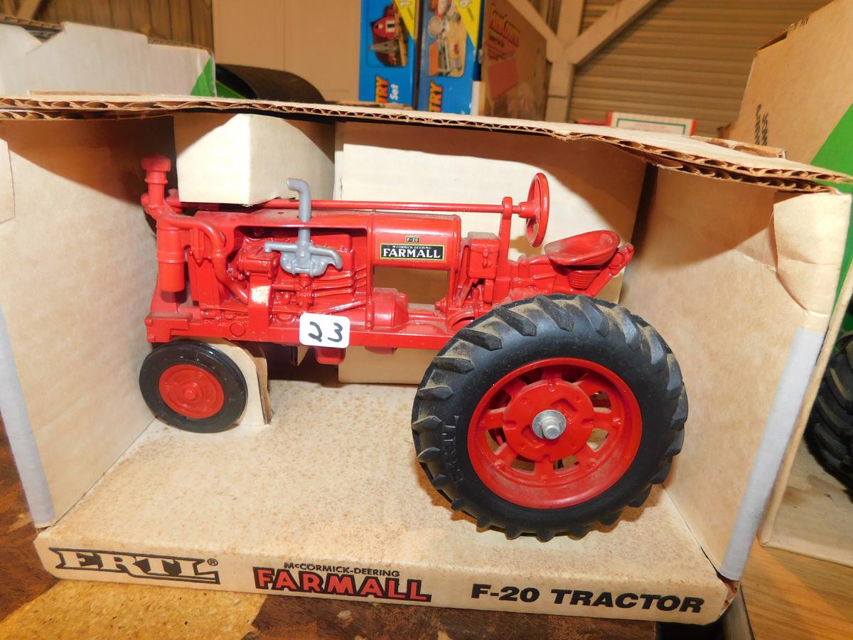 ERTL FARMALL F 20 TRACTOR 1/16 DIE CAST W/ BOX