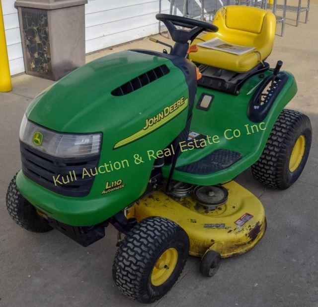 John Deere L110 lawn tractor