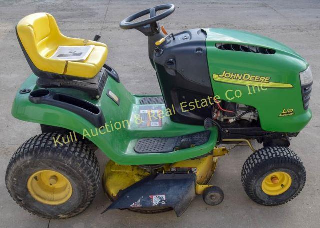 John Deere L110 lawn tractor