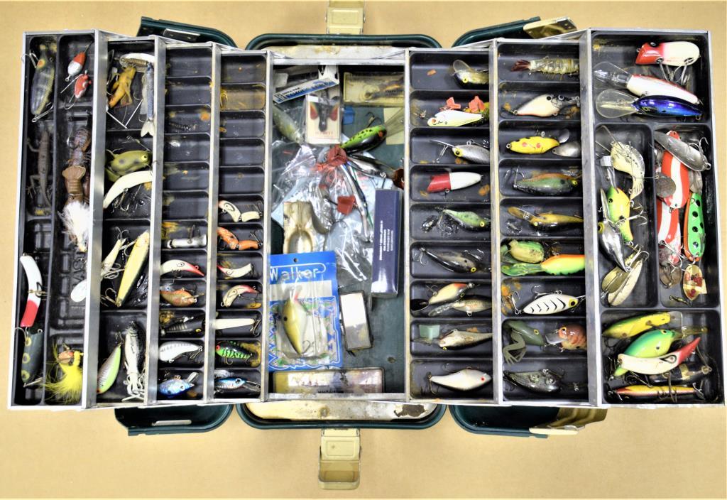 UMCO 1000U Tackle Box with 100 Lures