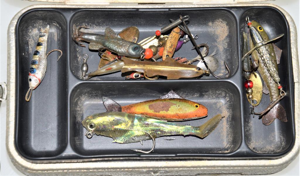 UMCO P-9 Tackle box with Small Tackle