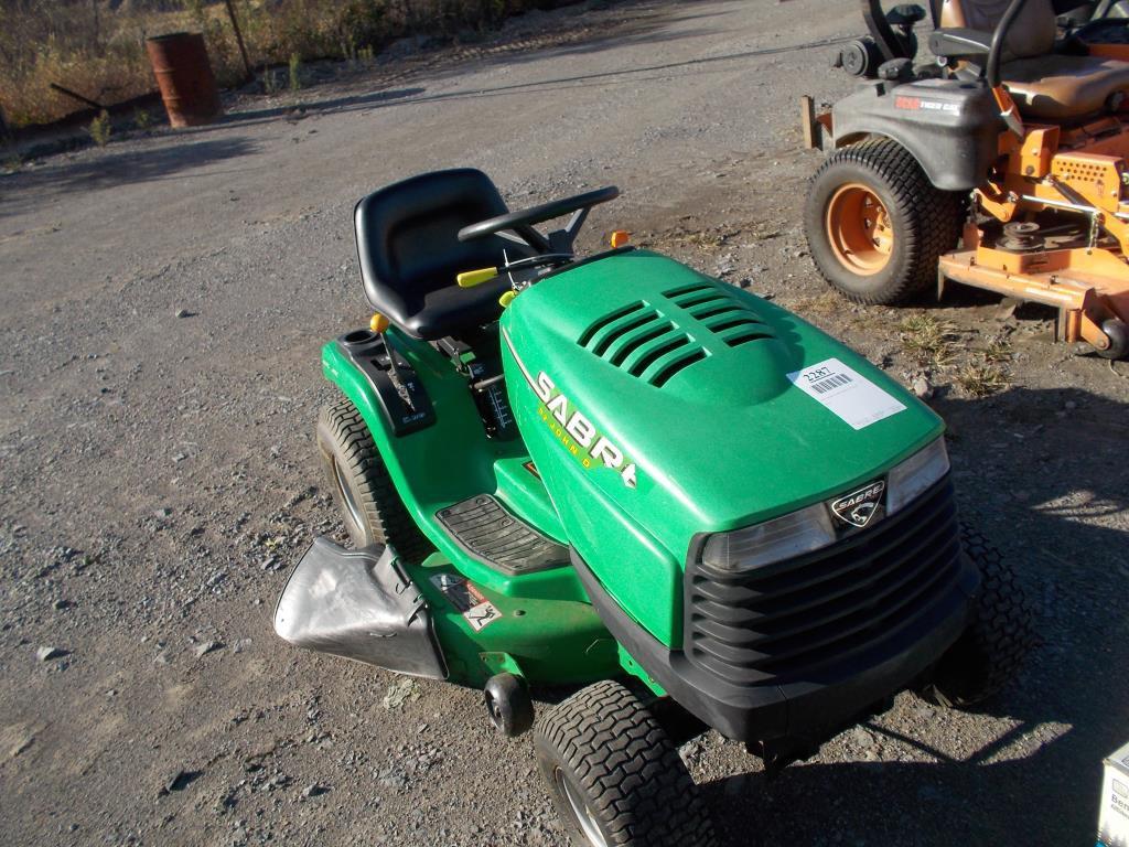 JOHN DEERE SABRE RIDING MOWER RUNS