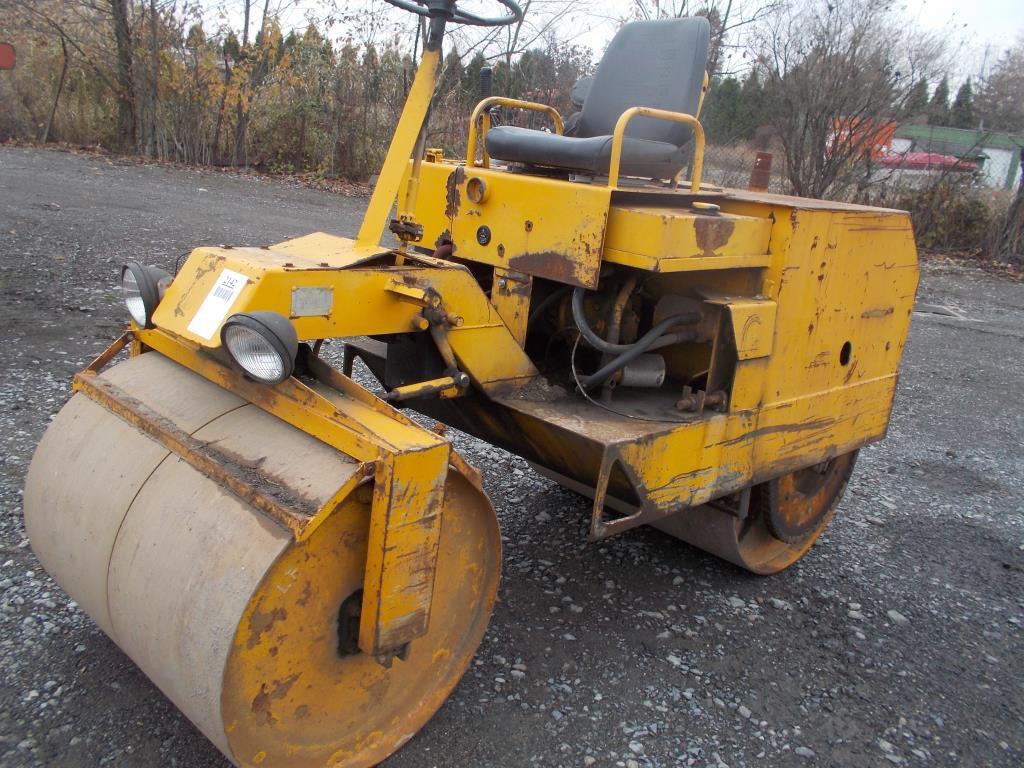 ROL-MOL ASPHALT ROLLER RUNS/ MOVES. 2 CYL KOHLER GAS ENGINE. SN: 304-274.