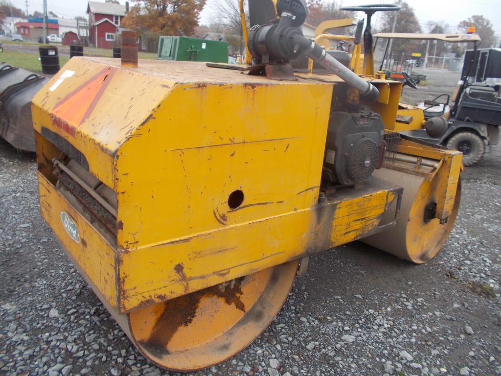 ROL-MOL ASPHALT ROLLER RUNS/ MOVES. 2 CYL KOHLER GAS ENGINE. SN: 304-274.