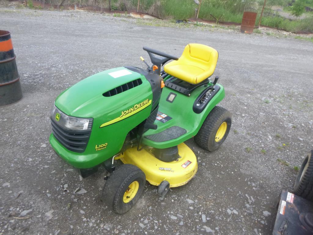 JOHN DEERE L100 RIDING MOWER 5 SPD.