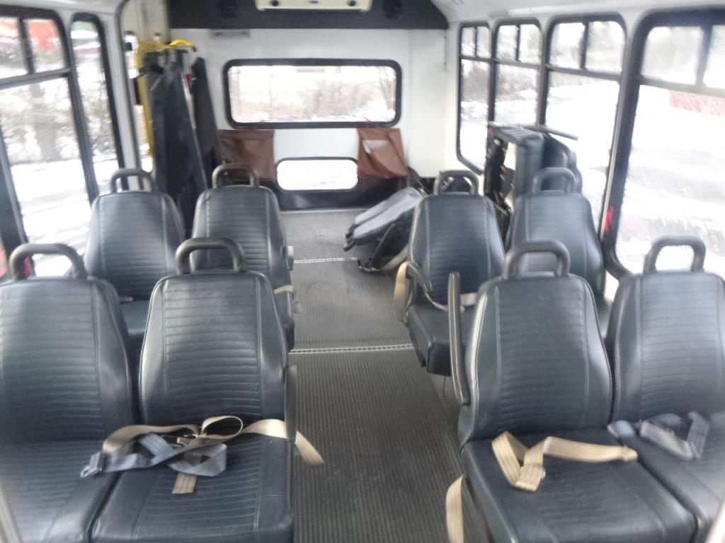 2006 FORD E-450 12 PASSENGER BUS W/ WHEELCHAIR LIF Year: 2006 Make: FORD Mo