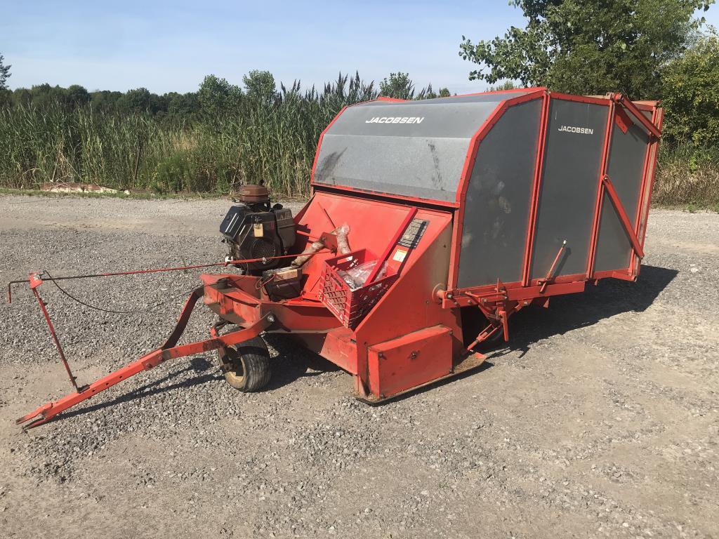 JACOBSEN 720E TOWABLE TURF SWEEPER MODEL 81725 SN: 4006. W/ MANUAL & PARTS