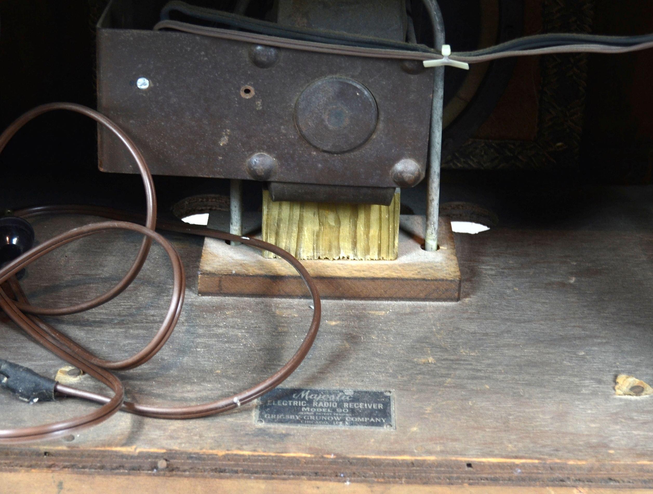 Antique Majestic Radio Floor Model 90-B C. 1929