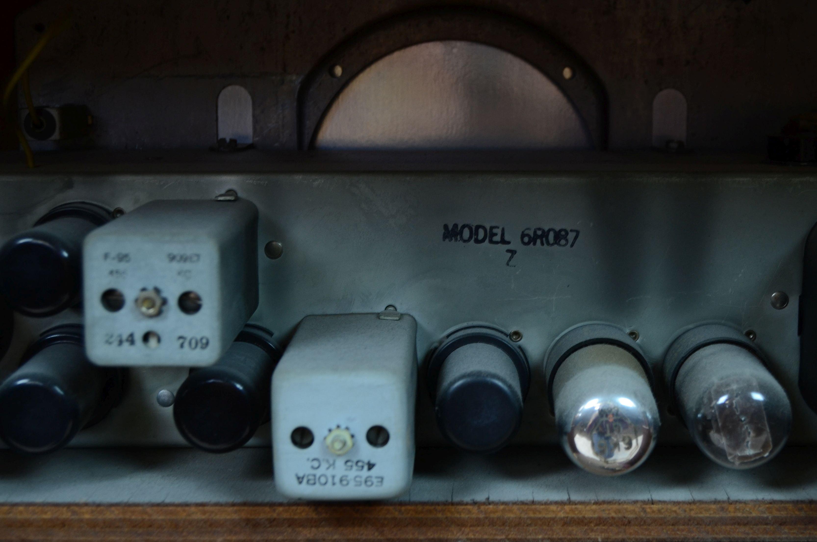 Antique Zenith Radio Floor Model Console 6-R-087