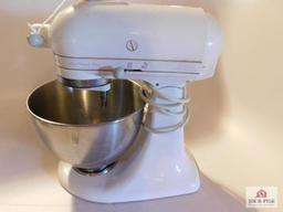 Kitchen Aid Ultra Power Plus USA with Stainless Bowl and Three Attachments. Runs Good on High Speed