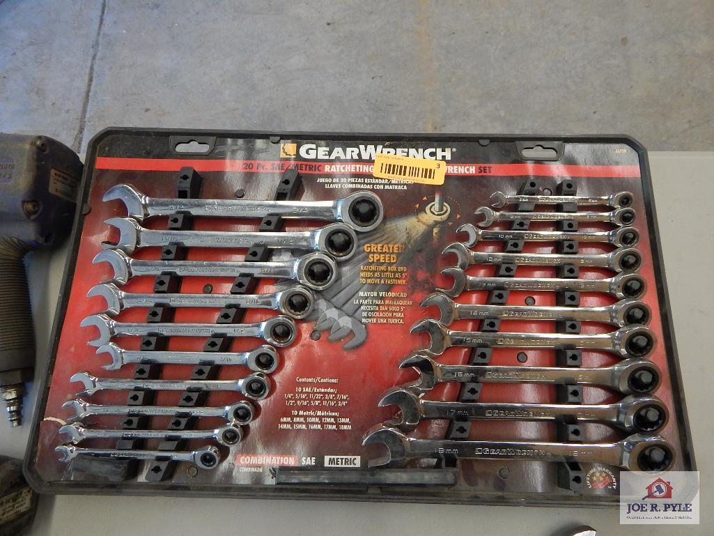 20 Piece standard and metric wrench set