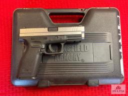 Springfield Armory XD-40 .40 S&W | SN: US281952 | Comments: WITH BOX, 2 TOTAL MAGAZINES, FLASHLIGHT