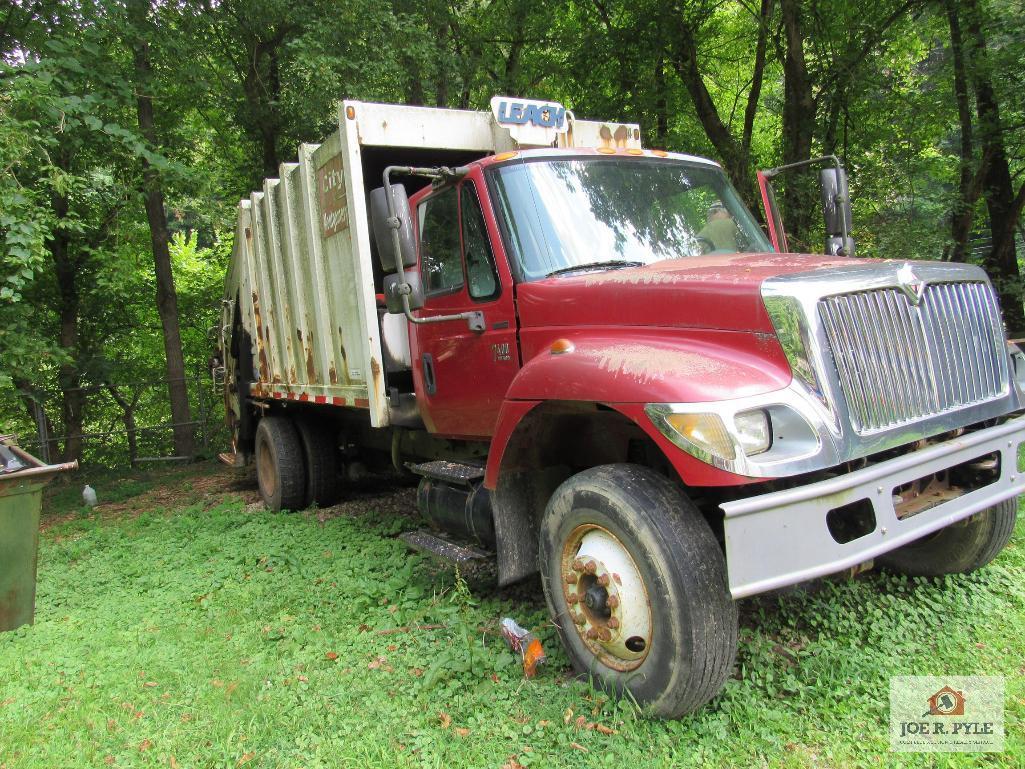 2004 International packer truck 7400 DT466 w 123,294 miles