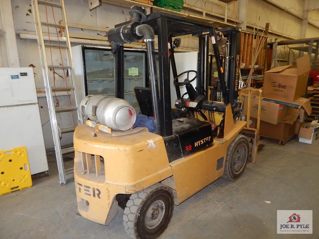 Hyster 50 propane fork truck w/ all terrain tires 7930hrs