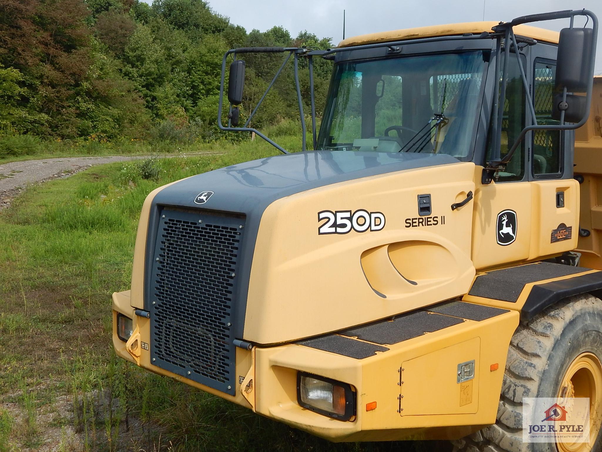 John Deere 250 D articulating dump truck 7302 hours VIN 1DW250DXTBD640391