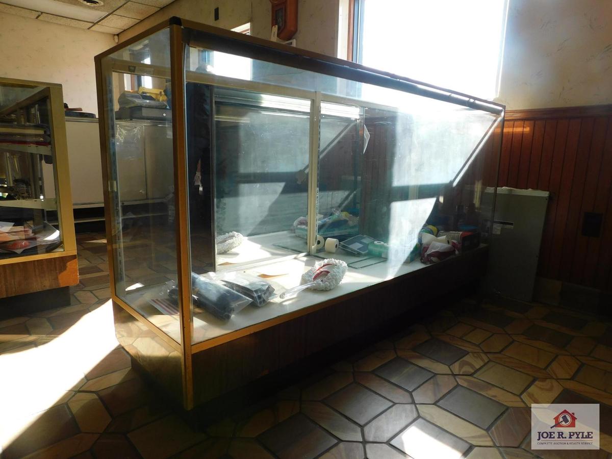 Glass display case approx. 6ft