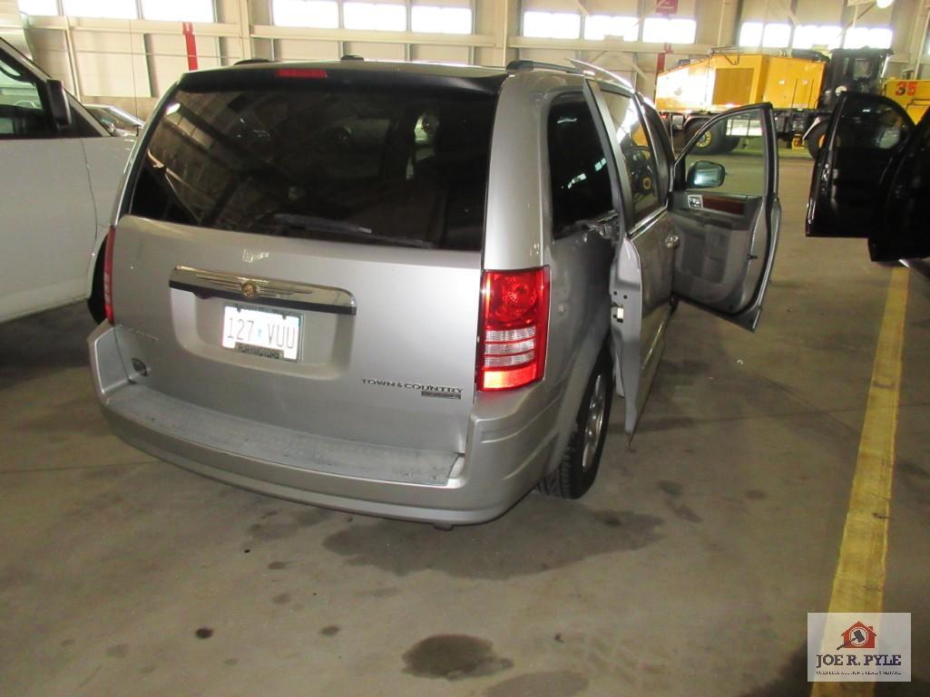 2009 Chrysler Town & Country Van, VIN # 2a8hr54109r618679