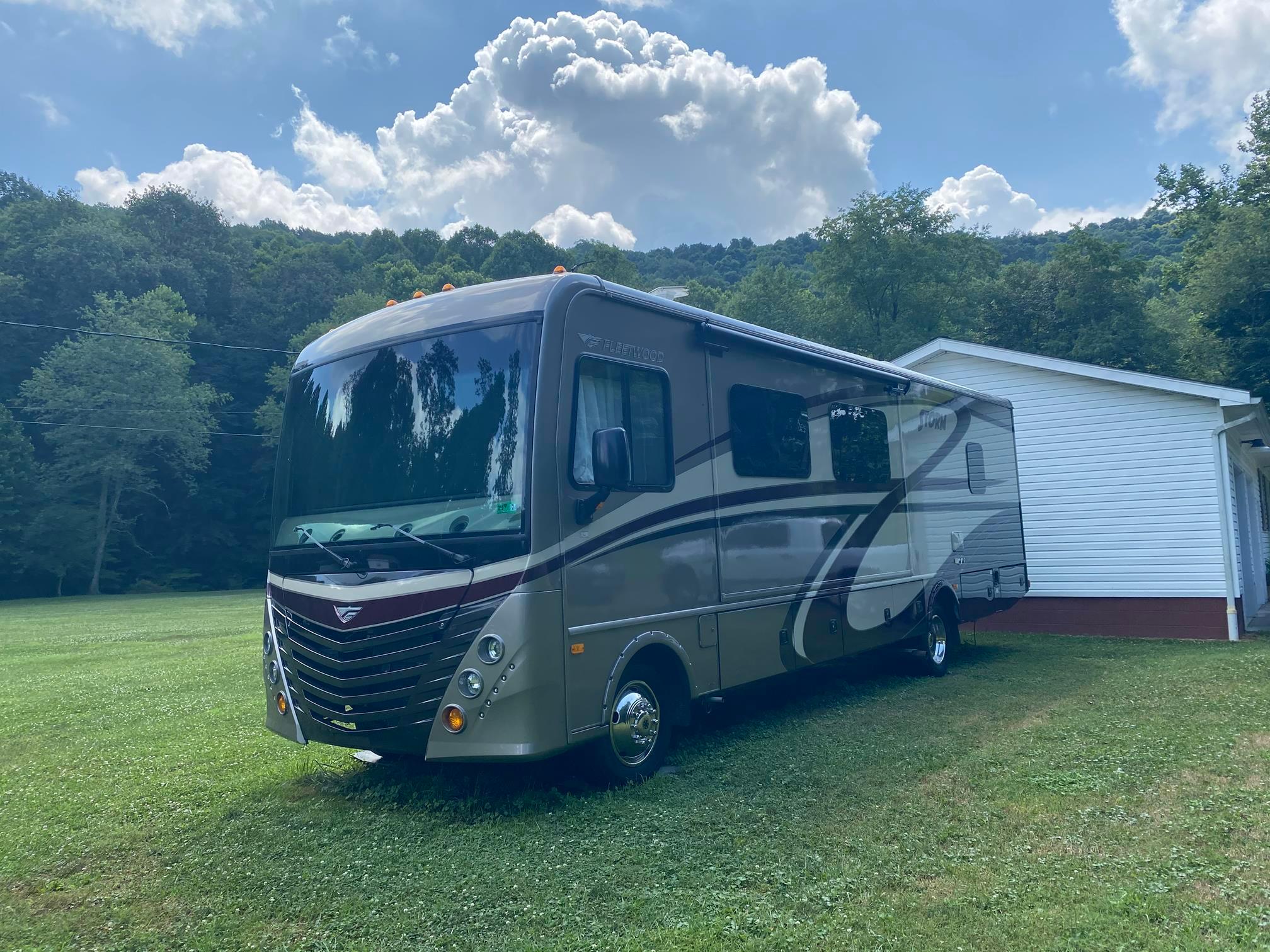 2016 Fleetwood Storm RV