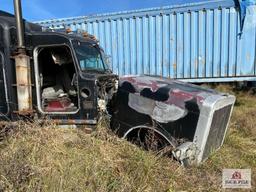 Peterbilt truck cab w/ CAT engine for parts