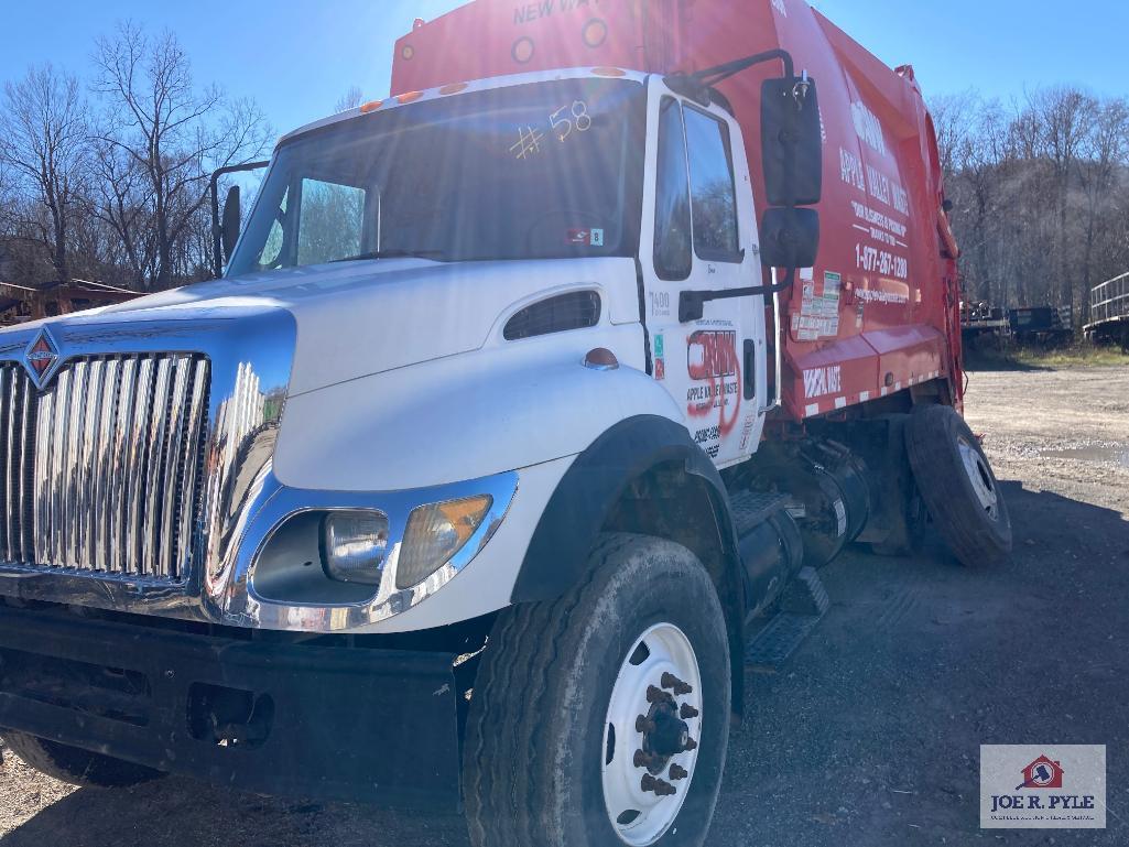 2006 International 7400 Series garbage truck