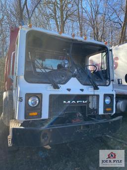 2002 Mack garbage truck