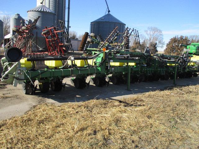 2004 John Deere 1720 12 row 36" Row Stack Fold Planter