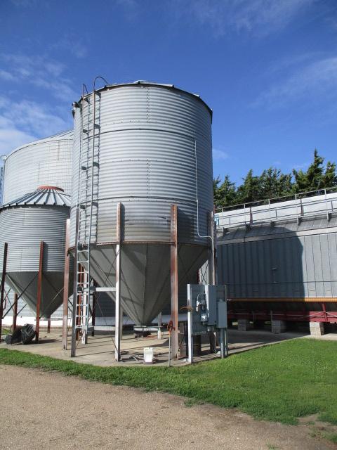 Butler 3000 bu. hopper bin