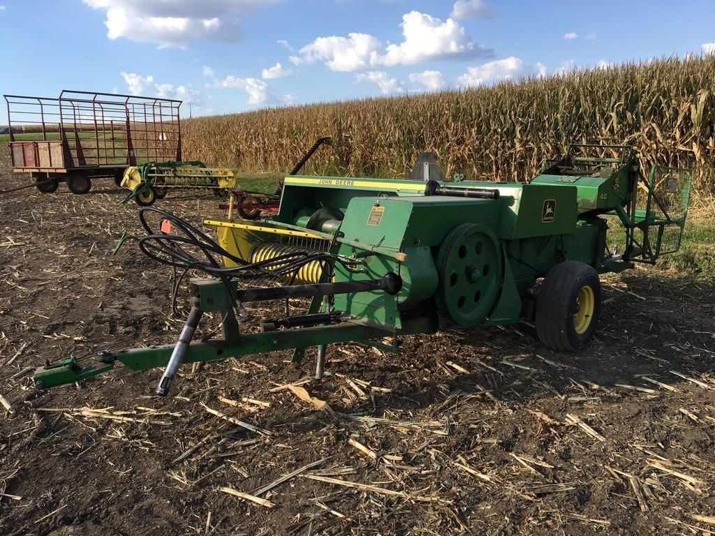 John Deere 328 Square Baler W/40 Kicker