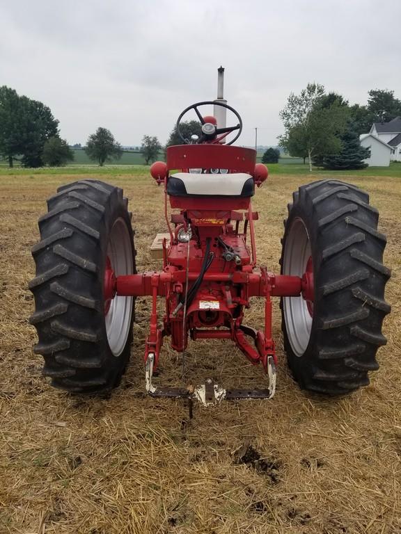 1963 IH 560 Tractor