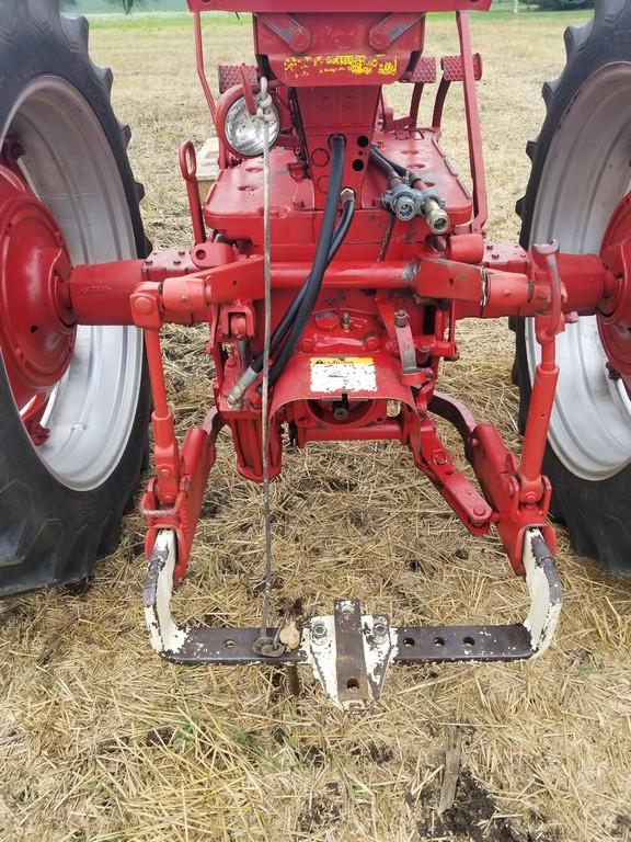 1963 IH 560 Tractor