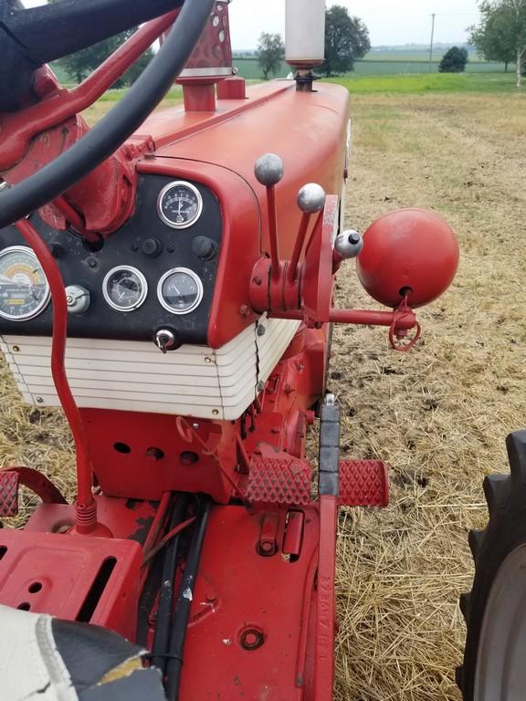 1963 IH 560 Tractor