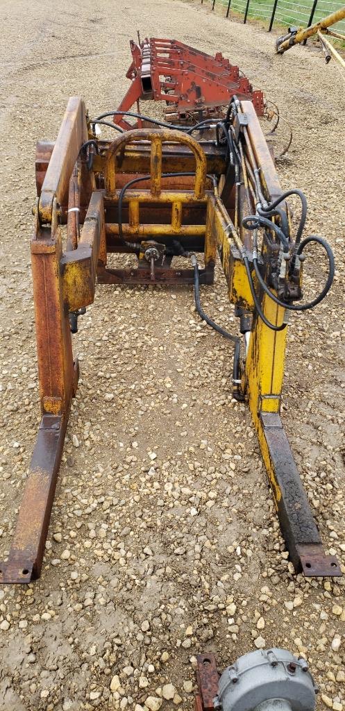 SMALL UTILITY TRACTOR LOADER