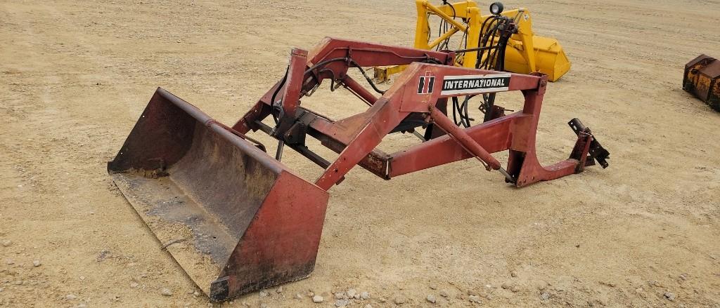 IH 2001 LOADER WITH 66" BUCKET